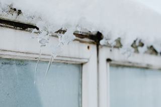 Buée en bas d'une porte-fenêtre en hiver Gouttelettes de condensation sur la partie basse du vitrage d'une porte-fenêtre