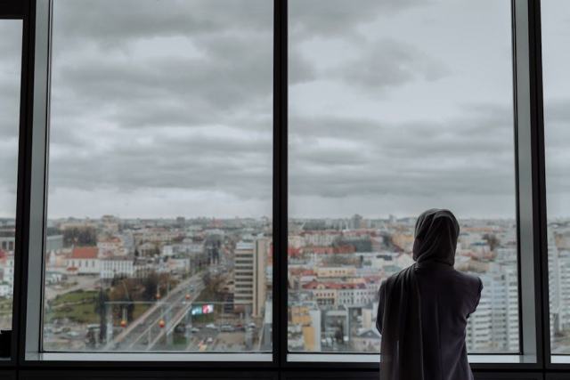 Porte-fenêtre prêt à poser : grande surface ou menuisier, comment choisir ?