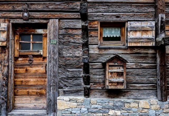 Prix porte-fenêtre 2026 : combien prévoir selon le matériau et le format ?