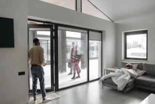 Isolation porte-fenêtre : diagnostic, solutions et prix