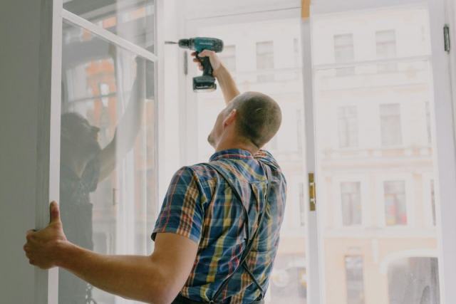 Poser une porte-fenêtre : les cinq types de pose, étape par étape Poser une porte-fenêtre : les cinq types de pose, étape par étape