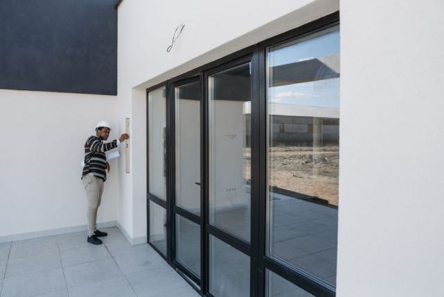 Remplacer une fenêtre par une porte-fenêtre : mur, seuil et autorisations Remplacer une fenêtre par une porte-fenêtre : mur, seuil et autorisations